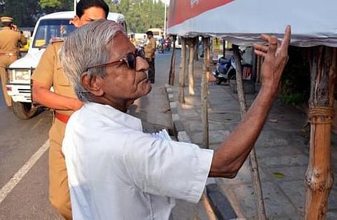 தமிழக புதிய அமைச்சரவைக்கு எதிரான வழக்கு தள்ளுபடி: சமூக சேவகர் டிராபிக் ராமசாமிக்கு ரூ.25 ஆயிரம் அபராதம்