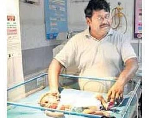 திருவாரூரில் முட்புதரில் கிடந்த பச்சிளம் குழந்தையை மீட்ட ஆட்சியர்