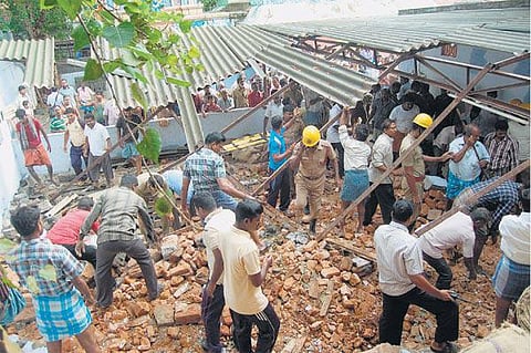 சாக்கு கிடங்கு சுவர் இடிந்து விழுந்து கோயில் பூசாரி உட்பட 3 பேர் பலி: மேட்டுப்பாளையத்தில் சோகம்