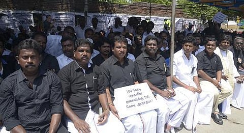 ஜெயலலிதா கைது: தமிழகத்தில் தொடரும் போராட்டங்கள்