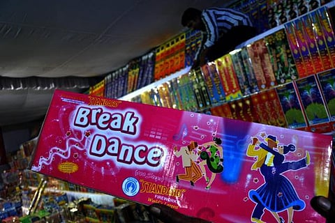 வெளிநாட்டு பட்டாசுகளை விற்பது சட்டவிரோதம்: தகவல் தர வேண்டுகோள்