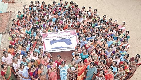 மூத்த குடிமக்களை அன்புடன் நடத்த பாடத்திட்டம்: உயர் நீதிமன்ற உத்தரவை நிறைவேற்றுமா அரசு?