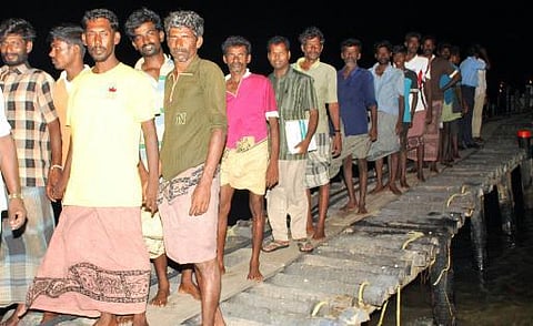 36 மீனவர்கள் ராமேசுவரம் திரும்பினர்: படகுகளை மீட்கக் கோரி கண்ணீர்