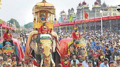 உலகப் புகழ்பெற்ற மைசூர் தசரா திருவிழா கோலாகலம்: முதல் முறையாக மகாராஜா இல்லாமல் நிறைவடைந்தது