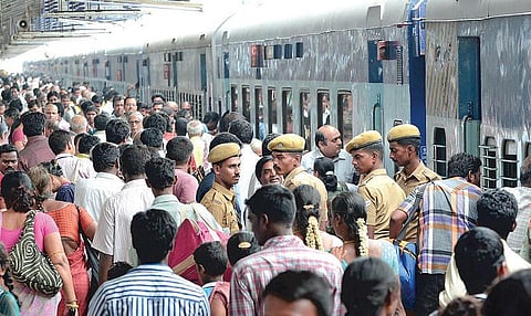 கூட்ட நெரிசலைக் குறைக்க தீபாவளி சிறப்பு ரயில்கள் அறிவிப்பு: இன்று முதல் முன்பதிவு