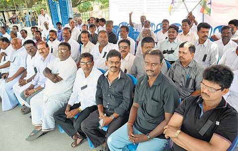 ஜெயலலிதாவை விடுதலை செய்யக் கோரி சென்னையில் 170 கவுன்சிலர்கள் உண்ணாவிரதம்: தமிழகம் முழுவதும் 8-வது நாளாக தொடரும் போராட்டம்