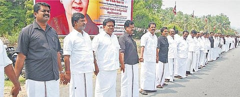 ஜெயலலிதா விடுதலையை வலியுறுத்தி கிருஷ்ணகிரியில் 90 கி.மீ. தூர மனித சங்கிலி