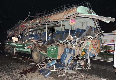 நாமக்கல்லில் லாரி மீது அரசு பஸ் மோதி விபத்து: 6 பேர் பலி