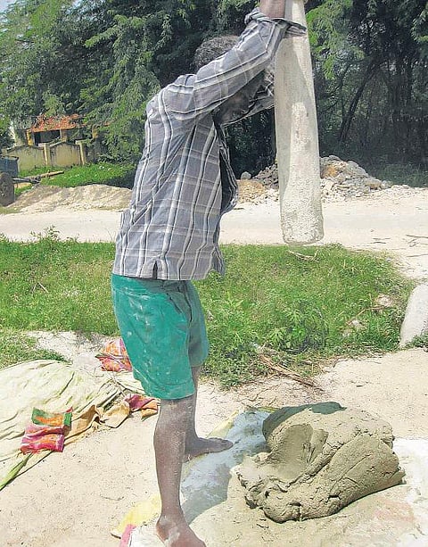 நலிவடைந்து வரும் நாமக்கட்டித் தயாரிப்புத் தொழில்: அரசு உதவியை எதிர்பார்க்கும் தொழிலாளர்கள்