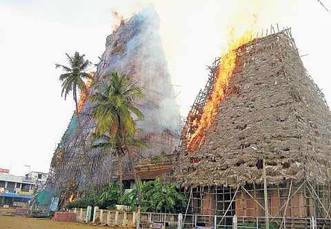பட்டாசு வெடித்ததால் கோயில் கோபுரத்தில் தீ: காளையார்கோவிலில் ஏற்பட்ட விபரீதம்