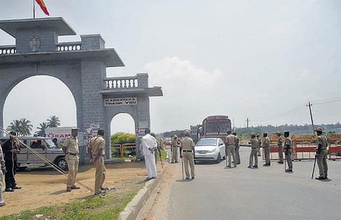 அதிமுக கொடியுடன் சென்ற வாகனங்கள் கர்நாடகாவுக்குள் நுழையத் தடை: போலீஸாருடன் வாக்குவாதம்