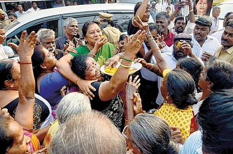 அதிமுக அலுவலகம், போயஸ் கார்டனில் முதலில் கொண்டாட்டம்.. பின்னர் சோகம்
