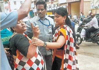 போலீஸ் கமிஷனர் அலுவலகம் முன்பு நடிகை தற்கொலை முயற்சி