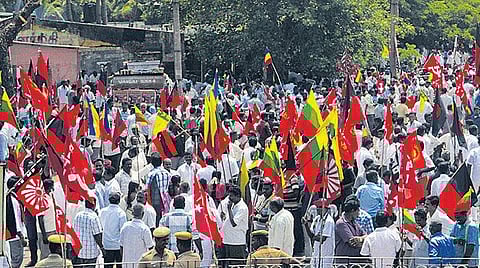 போராட்டத்தை முடிவுக்குக் கொண்டு வர முடியாமல் விழி பிதுங்கும் என்எல்சி ஒப்பந்தத் தொழிற்சங்க நிர்வாகிகள்