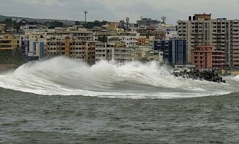 ஹுத்ஹுத் புயல் அச்சுறுத்தல்: ஆந்திர கடலோரப் பகுதிகளில் 1.11 லட்சம் பேர் வெளியேற்றம்