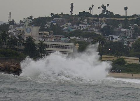 ஆந்திராவை நெருங்கும் ஹுத்ஹுத் புயல்: 38 ரயில்கள் ரத்து