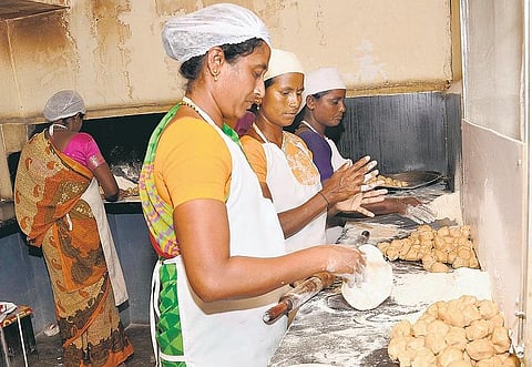 சப்பாத்தி தொழிலில் சாதிக்கும் பெண்கள்