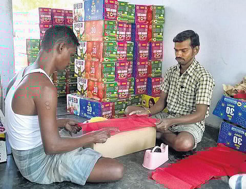 தீபாவளி பட்டாசு உற்பத்தி: சிவகாசி ஆலைகளில் மும்முரம்