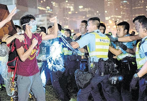 ஹாங்காங்கில் போராட்டத்தில் ஈடுபட்டவருக்கு அடி, உதை: போலீஸார் மீது நடவடிக்கை