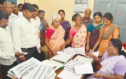 பல்வேறு வாக்குச் சாவடிகளில் வாக்காளர் பட்டியல் வழங்கப்படவில்லை: ஏமாற்றத்துடன் திரும்பிச் செல்லும் பொதுமக்கள்