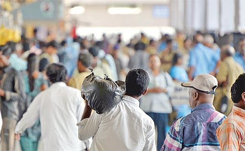 இன்னும் மூன்றே நாள்.. களைகட்டுகிறது தீபாவளி: பஸ், ரயில்களில் மக்கள் வெள்ளம் - நெரிசலை கட்டுப்படுத்த சிறப்பு ஏற்பாடுகள்