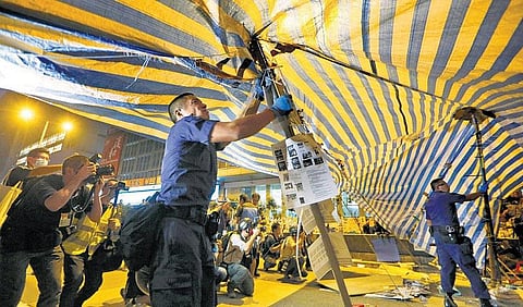 ஹாங்காங்கில் போராட்டக்காரர்களின் கூடாரங்கள் அகற்றம்: பேச்சுவார்த்தை அறிவிப்பை அடுத்து போலீஸ் நடவடிக்கை