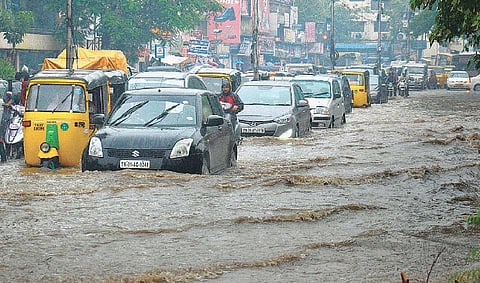 சென்னையில் மழையால் சேதமான சாலைகள்