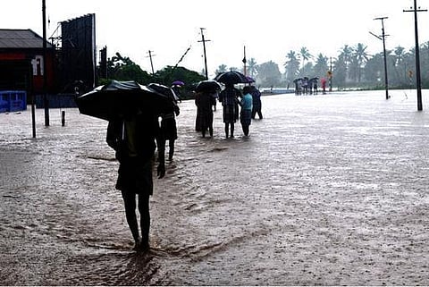 பழநி அருகே மழை வெள்ளம் சூழ்ந்து மக்கள் அவதி: விமானப்படை ஹெலிகாப்டர் மூலம் மீட்புப் பணி