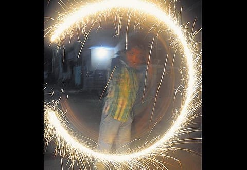 108-க்கு 22 ஆயிரம் அவசர அழைப்புகள்: தீபாவளி பண்டிகை நாளில் 1,200 சாலை விபத்துகள் - தொடர் மழையால் தீ விபத்து குறைந்தது