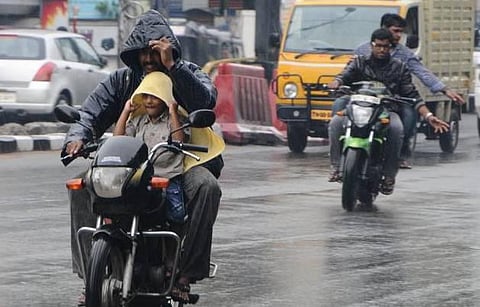 தமிழகத்தில் வடகிழக்கு பருவ மழை தீவிரம்: கன மழை காரணமாக 3 மாவட்டங்களில் பள்ளி, கல்லூரிகளுக்கு விடுமுறை