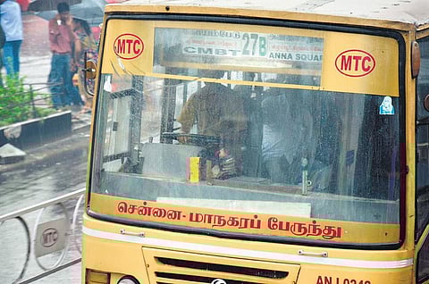 4,500 அரசு பஸ்களில் வைப்பர்கள் சரியாக இயங்குவதில்லை: மழைக் காலத்தில் ஓட்டுநர்கள் கடும் அவதி