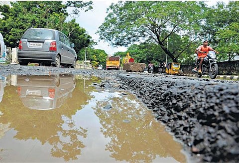 மழையால் பல்லாங்குழிகளான சாலைகள்: வாகன ஓட்டிகள் கடும் அவதி; விபத்துக்கள் ஏற்படும் அபாயம்