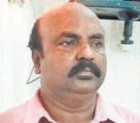 ஐஏஎஸ், ஐபிஎஸ், டாக்டர் என்று ஏமாற்றி வலம்வந்தவர் கைது: சைரன் காரில் போலீஸ் ஸ்டிக்கருடன் சுற்றியபோது சிக்கினார்