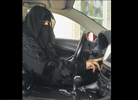 கார்கள் ஓட்ட தடை: இணையதளம் வாயிலாக சவூதி அரேபியா பெண்கள் போராட்டம்