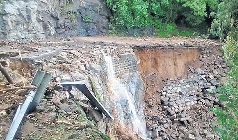 போக்குவரத்து துண்டிப்பால் தீவாக மாறியது கொடைக்கானல்: கடும் நிலச்சரிவால் சாலைகள் மாயம்