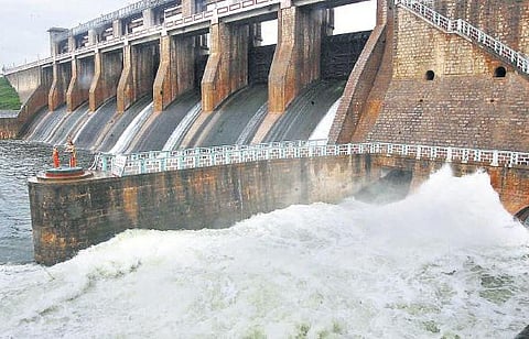 கிருஷ்ணகிரி அணையில் உபரி நீர் திறப்பு: 5 மாவட்டங்களுக்கு வெள்ள அபாயம்