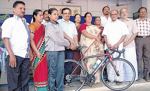 தேசிய போட்டிகளில் பங்கேற்க ரோடு சைக்கிளிங் வீராங்கனைக்கு ரூ.2 லட்சத்தில் சைக்கிள்: நல்ல உள்ளங்களின் உதவியால் நெகிழ்ந்த பெற்றோர்