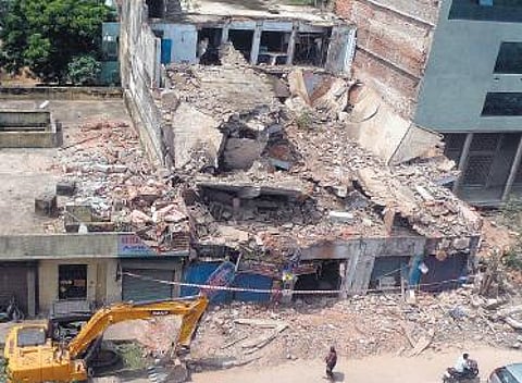 60 ஆண்டு பழமையான கட்டிடம் இடிந்து விழுந்தது: 14 பேர் உயிர் தப்பினர்