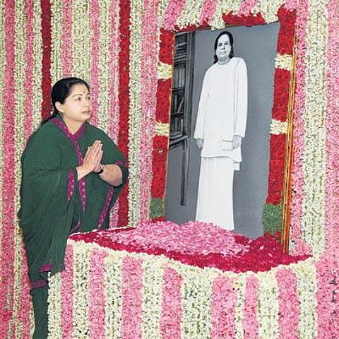 தேவர் படத்துக்கு ஜெயலலிதா மலர் தூவி மரியாதை: விடுதலையான பின் முதல் நிகழ்ச்சியில் பங்கேற்பு