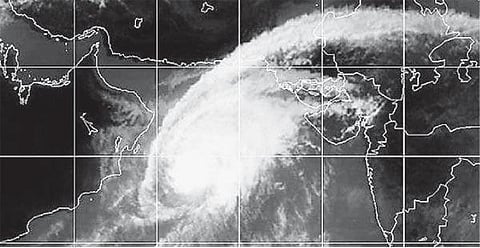 குஜராத்தை நெருங்கும் நிலோபர் புயல்: 30,000 பேரை பாதுகாப்பான இடங்களுக்கு வெளியேற்ற அரசு நடவடிக்கை