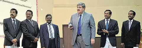 வழக்கு ஆவணங்களை டிஜிட்டல் மயமாக்க வேண்டும்: உயர் நீதிமன்ற தலைமை நீதிபதி ஆலோசனை