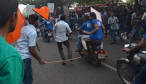 தேசம் கடந்து கவனம் ஈர்த்த காதல் முத்தப் போராட்டம்!