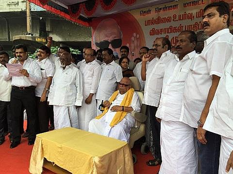 பால் விலை உயர்வை கண்டித்து தமிழகம் முழுவதும் திமுக ஆர்ப்பாட்டம்