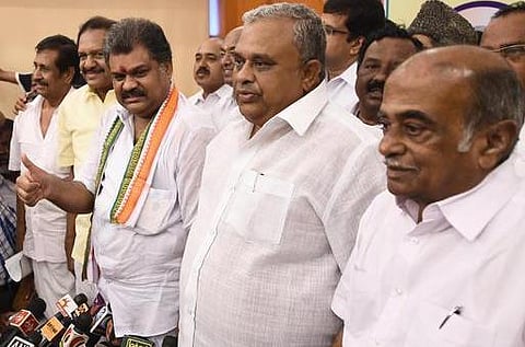 வாசன் ஆதரவு எம்எல்ஏக்கள் மீது கட்சித் தாவல் நடவடிக்கை பாயுமா?