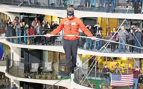 கருப்புத் துணியால் கண்களை கட்டிக் கொண்டு அந்தரத்தில் நடந்த சாகச வீரர்