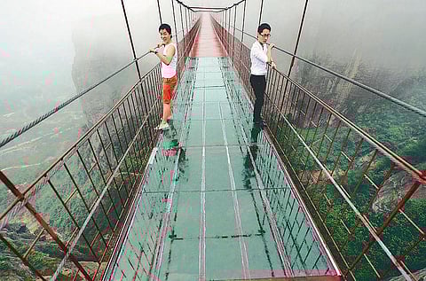 உலக மசாலா: 1000 அடி நீளத்தில் கண்ணாடிப் பாலம்