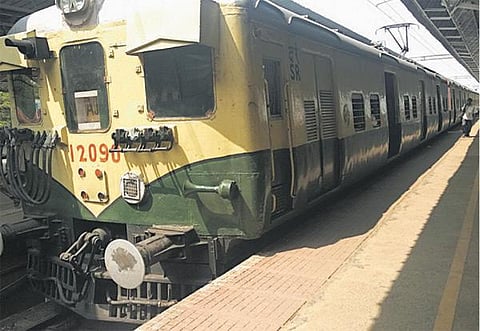 காலாவதியான மின்சார ரயில் பெட்டிகள்: பயணிகளின் பாதுகாப்பு கேள்விக்குறி