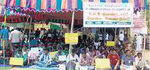 மீண்டும் வேலைகேட்டு நோக்கியா தொழிலாளர்கள் உண்ணாவிரதம்: கடன் உதவி வழங்க தொழிற்சங்கம் கோரிக்கை