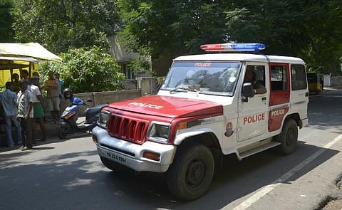 சென்னையில் துப்பாக்கி முனையில் மிரட்டி டாக்டரிடம் 74 சவரன் நகை, ரூ.7 லட்சம் பணம் கொள்ளை: வேலைக்காரப் பெண் கைது