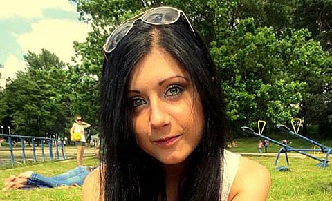 ஸ்பெயினில் பாலம் மீது தொங்கியபடி செல்ஃபி எடுத்த இளம்பெண் மரணம்